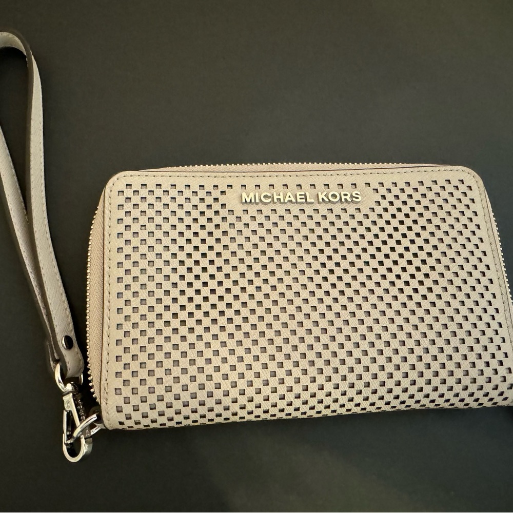 MICHAEL KORS JET SET PERFORATED WRISTLET
